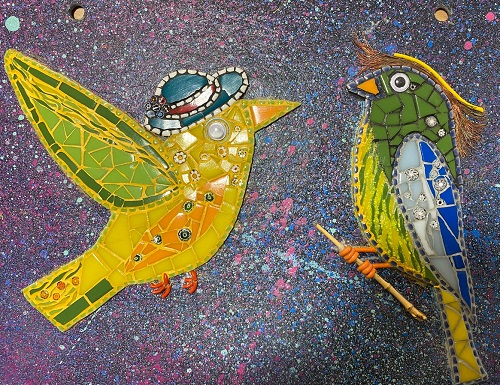 Support ardoise décoré en mosaïque avec des motifs oiseaux en pâte de verre espagnole et autres matériaux
